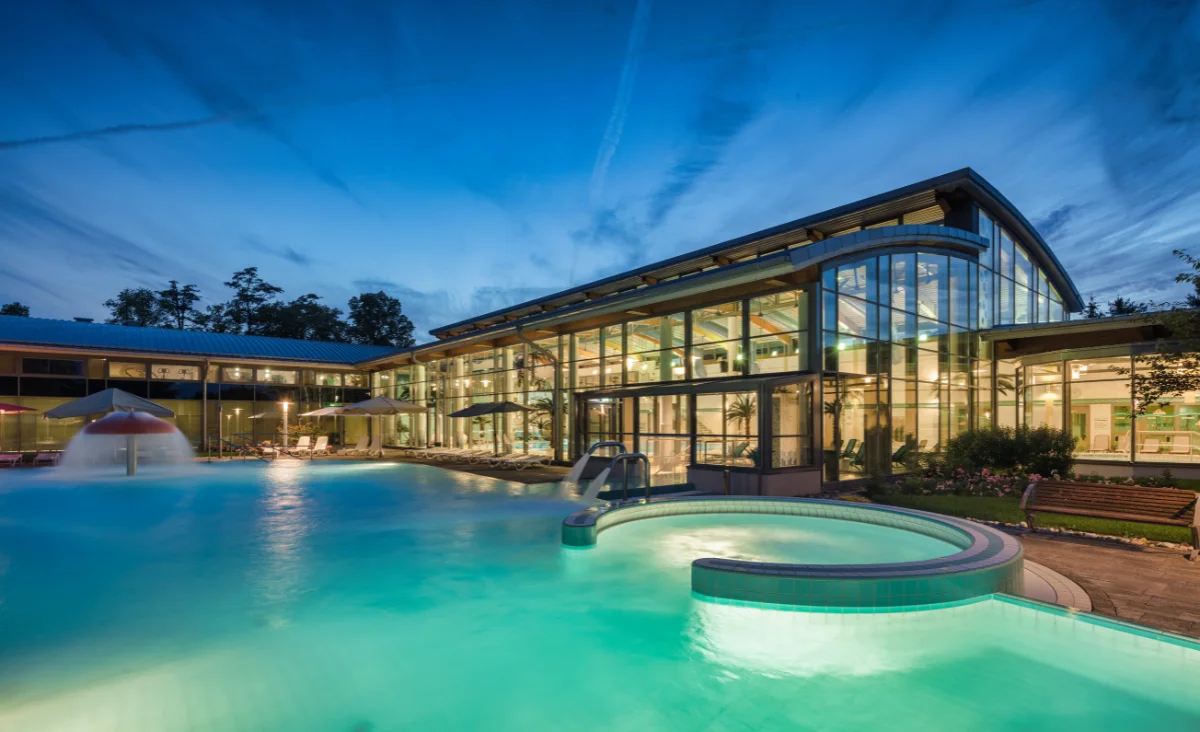 Der Hotel-Innenpool in der Nacht, mit sanfter Beleuchtung, die eine ruhige und entspannende Stimmung schafft.