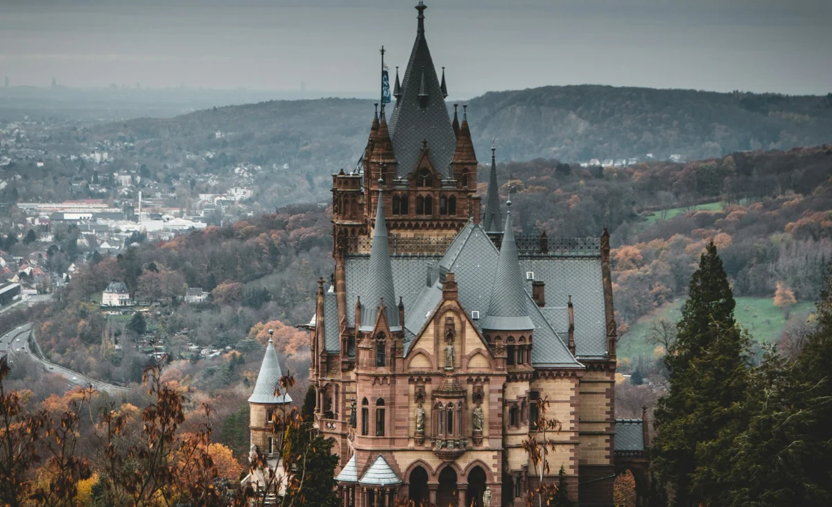 Auf einem Hügel steht Schloss Drachenburg, das die Aussicht auf das Tal in Königswinter bietet.