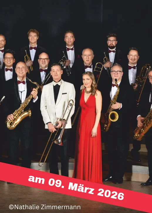 Das Orchester posiert mit seinen Instrumenten für ein Foto, inspiriert von Glenn Miller.