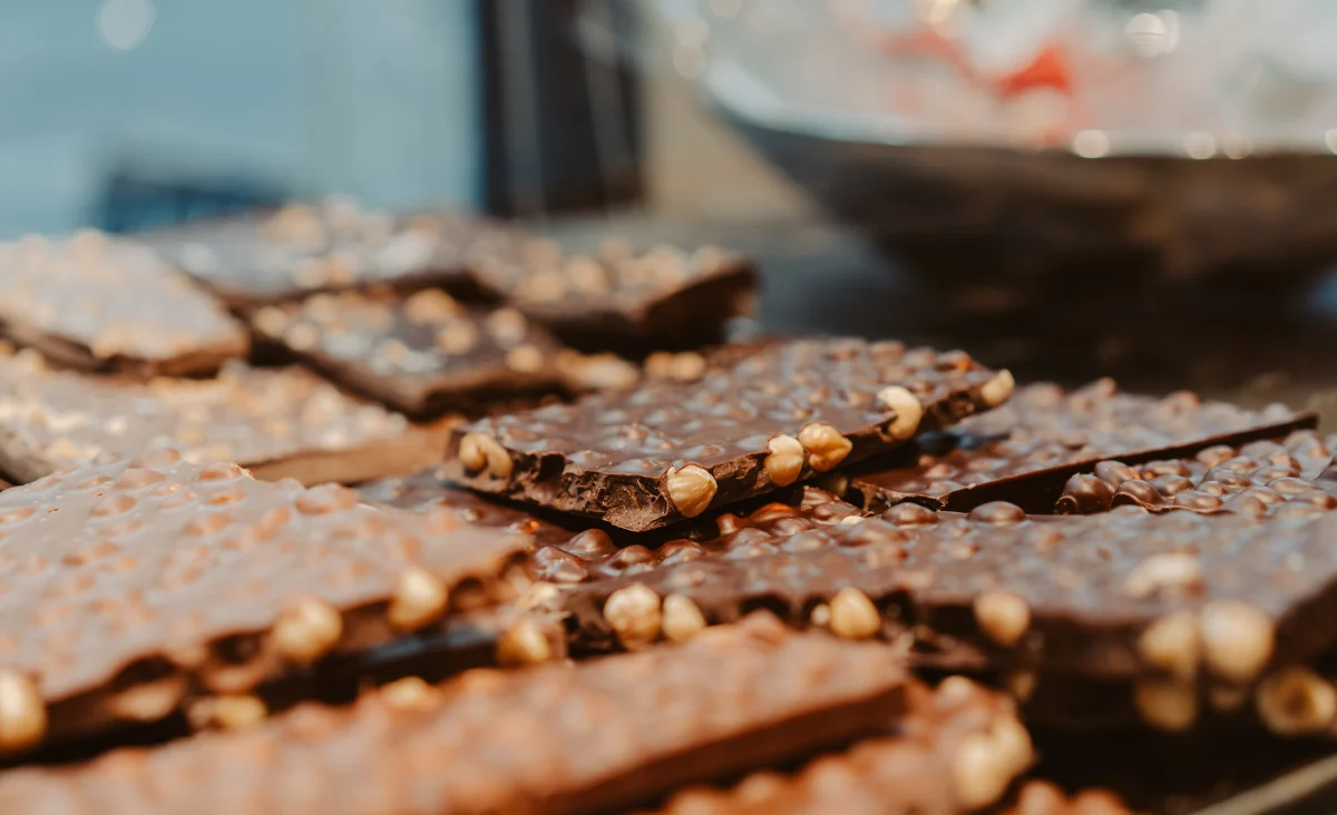 Schokoladenriegel auf einem Tisch der Walter Confiserie in Berlin, ideal für Advents- und Weihnachtsgeschenke.