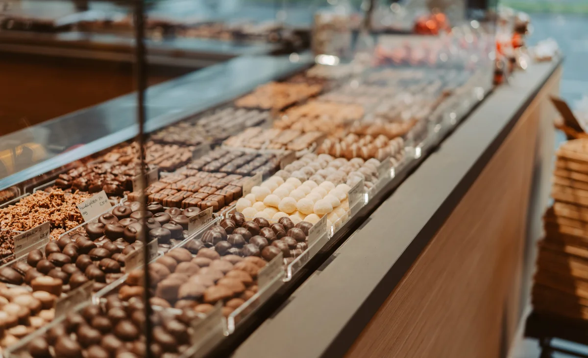 Vitrine mit einer Auswahl an handgefertigten Pralinen, Schokoladen und Süßigkeiten von Walter Confiserie in Berlin.