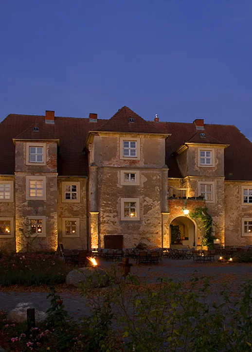 Eindrucksvolles Wasserschloss Mellenthin auf Usedom mit großzügigem Eingangsbereich und einladender Veranda.