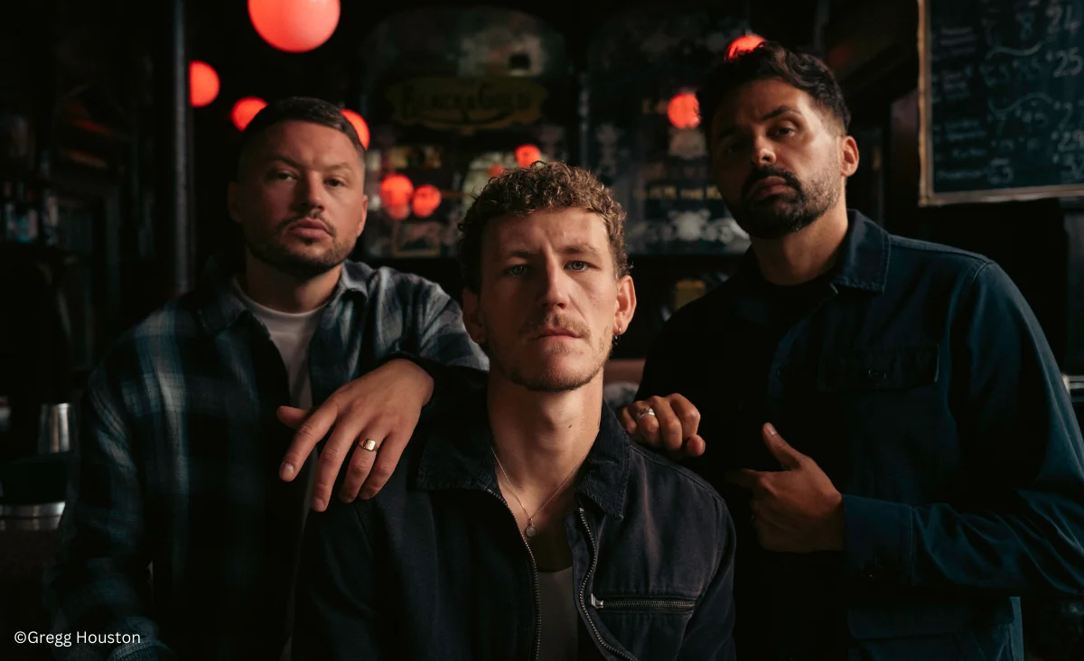 Nathan Evans und die SAINT PHNX Band in Berlin, posieren für ein Foto.