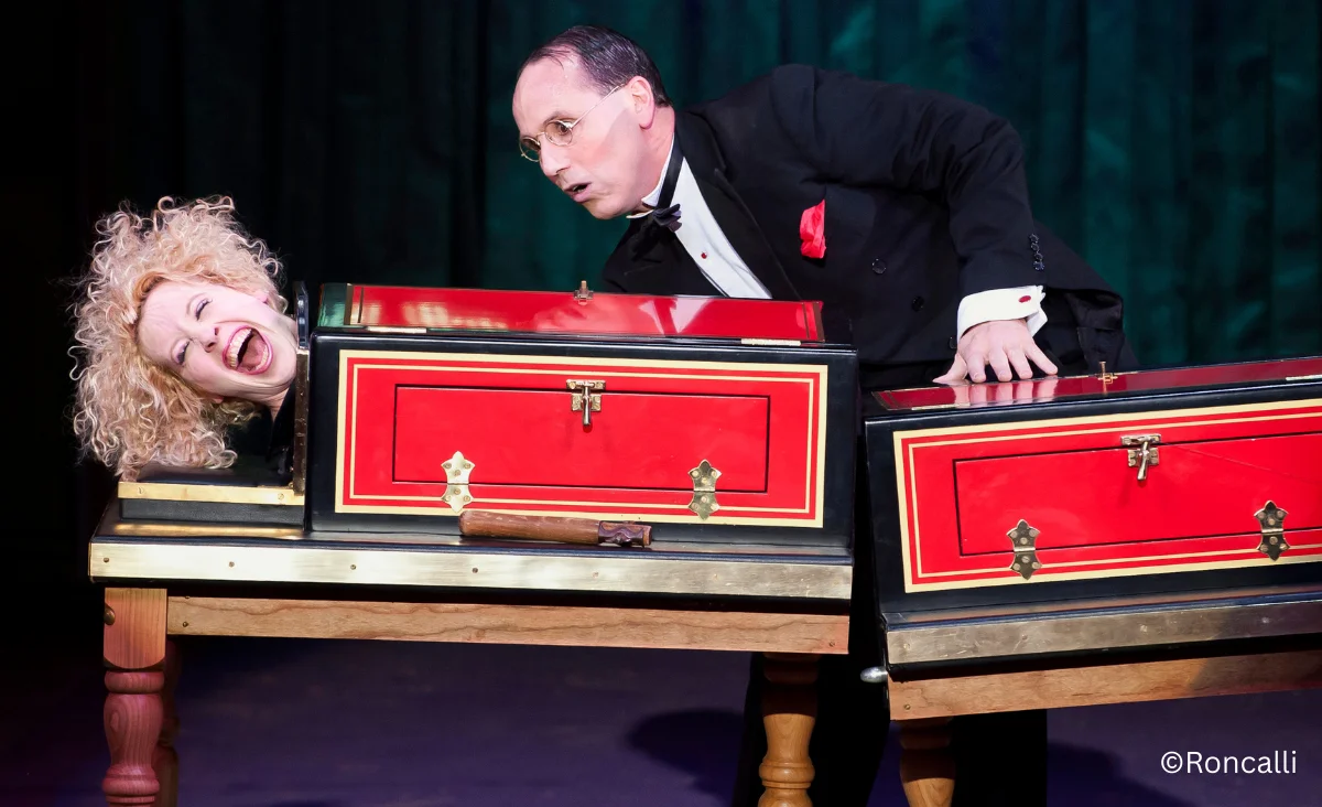 Ein Illusionskunststück beim Zirkus Roncalli, bei dem es so aussieht, als würde eine Person geteilt werden.