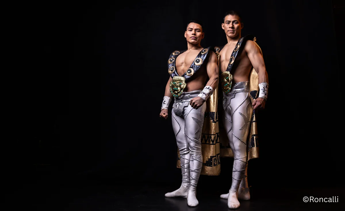 Zwei muskulöse Männer in Kostümen stehen nebeneinander beim Roncalli Weihnachtscircus in Berlin.