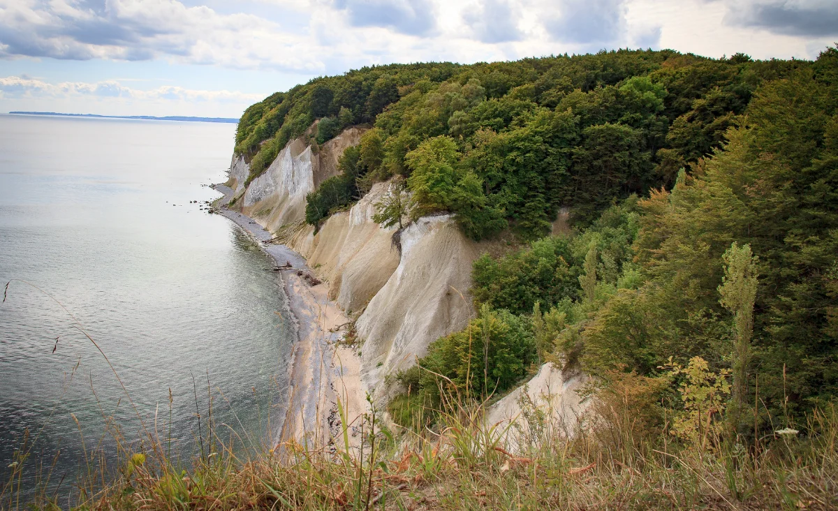 Aussicht auf die steilen Klippen und das weite Meer von einem Hügel, ein schöner Ort für eine Ostsee-Kreuzfahrt.
