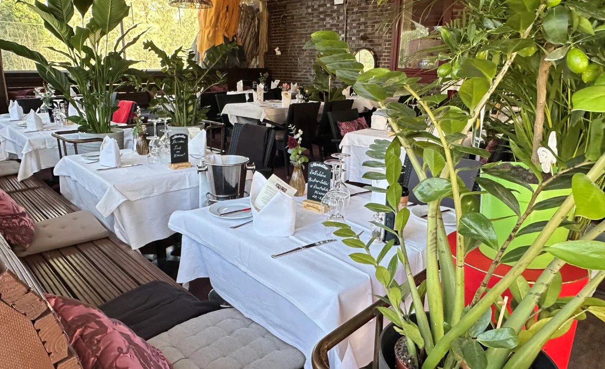 Restaurant Machiavelli am Roseneck mit gedeckten Tischen und Pflanzen im Hintergrund
