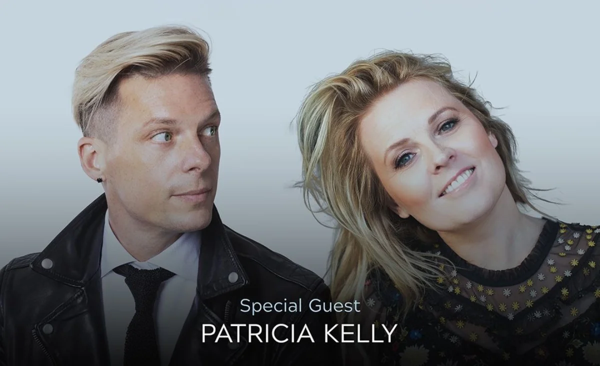 Patricia und Jason Kelly lächeln gemeinsam bei der Symphonic Evolution Tour.