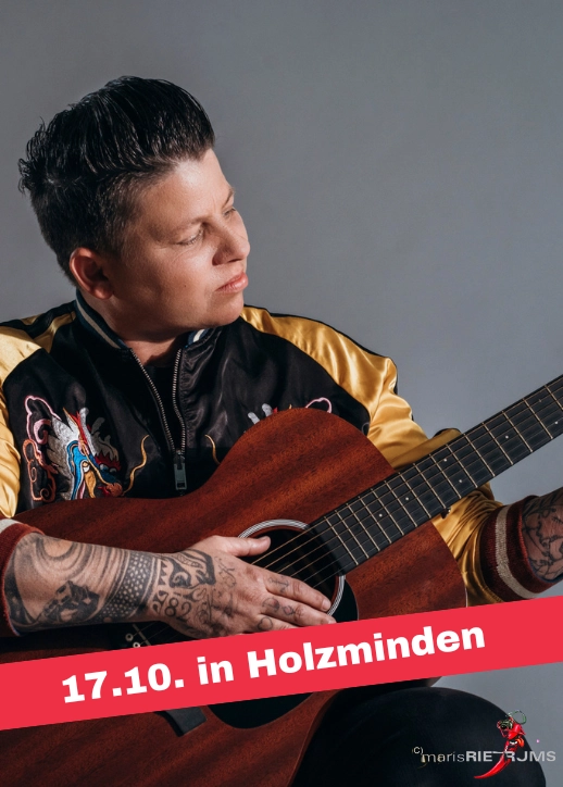 Kerstin Ott spielt akustische Gitarre bei der Veranstaltung 'SCHLAGERNACHT'26 mit Kerstin Ott.