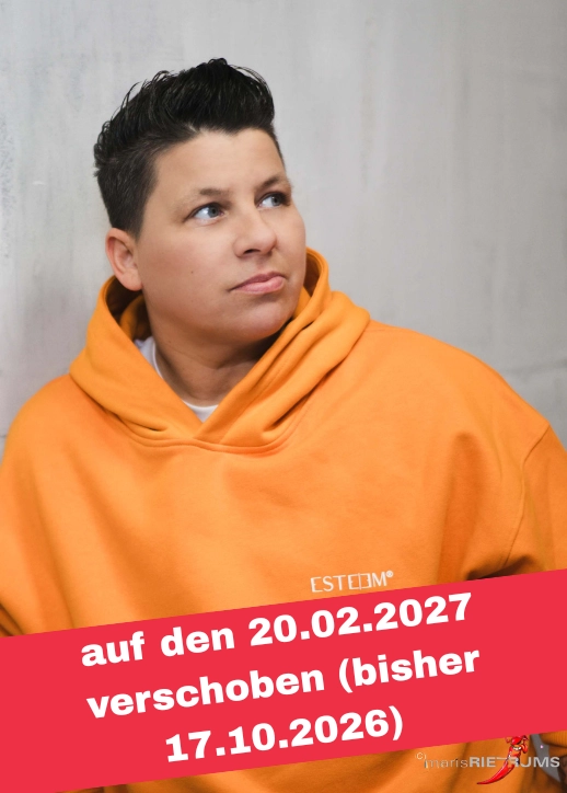 Kerstin Ott in einem orangefarbenen Hoodie lehnt entspannt gegen eine Wand bei der Veranstaltung 'SCHLAGERNACHT'26'.
