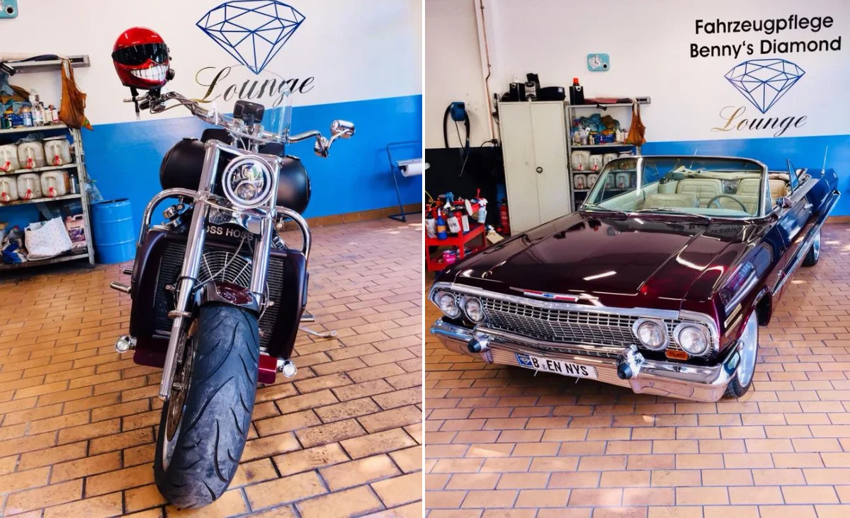 Eines schwarzer Motorrad und ein dunkelrotes Cabrio mit offenem Verdeck in einer Halle mit Aufschrift 'Fahrzeugpflege Benny´s Diamond Lounge' an der Wand.