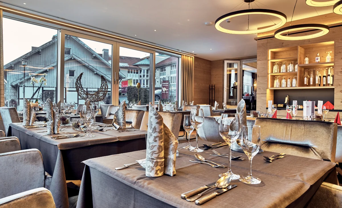 Neu gestaltetes Restaurant im Hotel Bodenmaiser Hof mit festlich eingedeckten Tischen und Panoramafenster