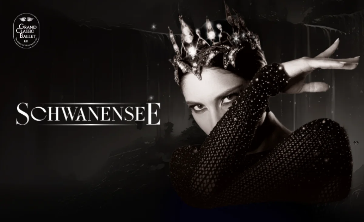 Porträt einer Balletttänzerin mit glitzernder Krone und Netzstoffärmel, vor dunklem Hintergrund mit dem Schriftzug 'SCHWANENSEE' und dem Logo 'GRAND CLASSIC BALLET'