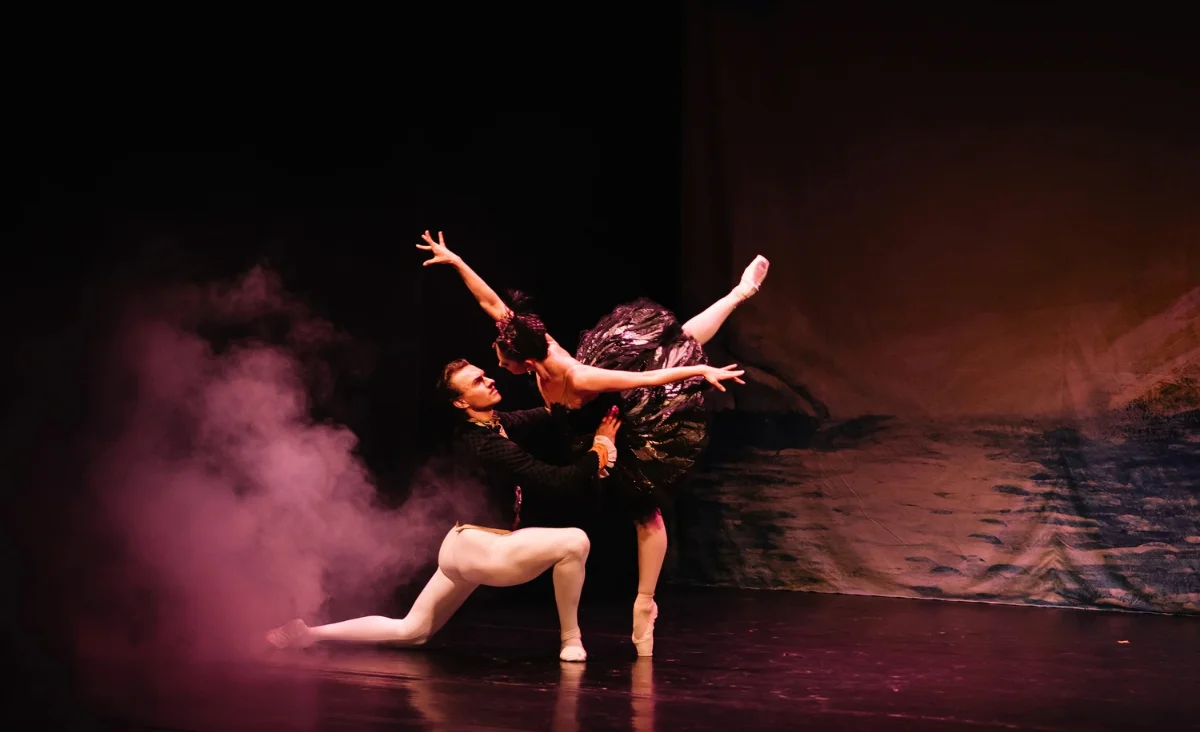 Zwei Balletttänzer in klassischer Pose auf der Bühne